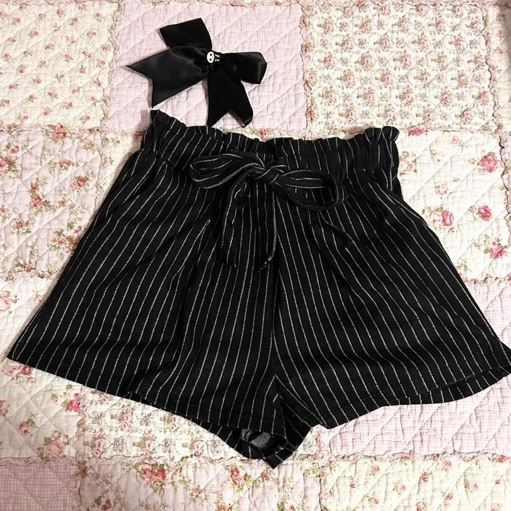 ✿ really cute black striped shorts w/ tie :-)